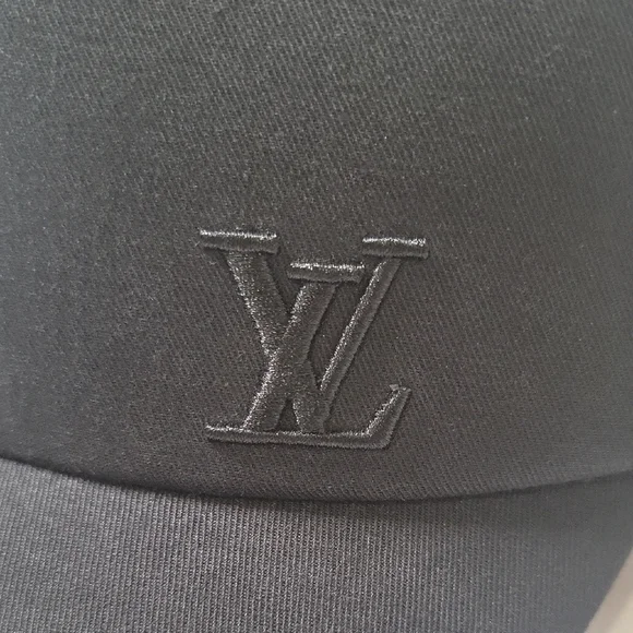 Louis Vuitton Elegant Black Cap - Picture 2 of 6